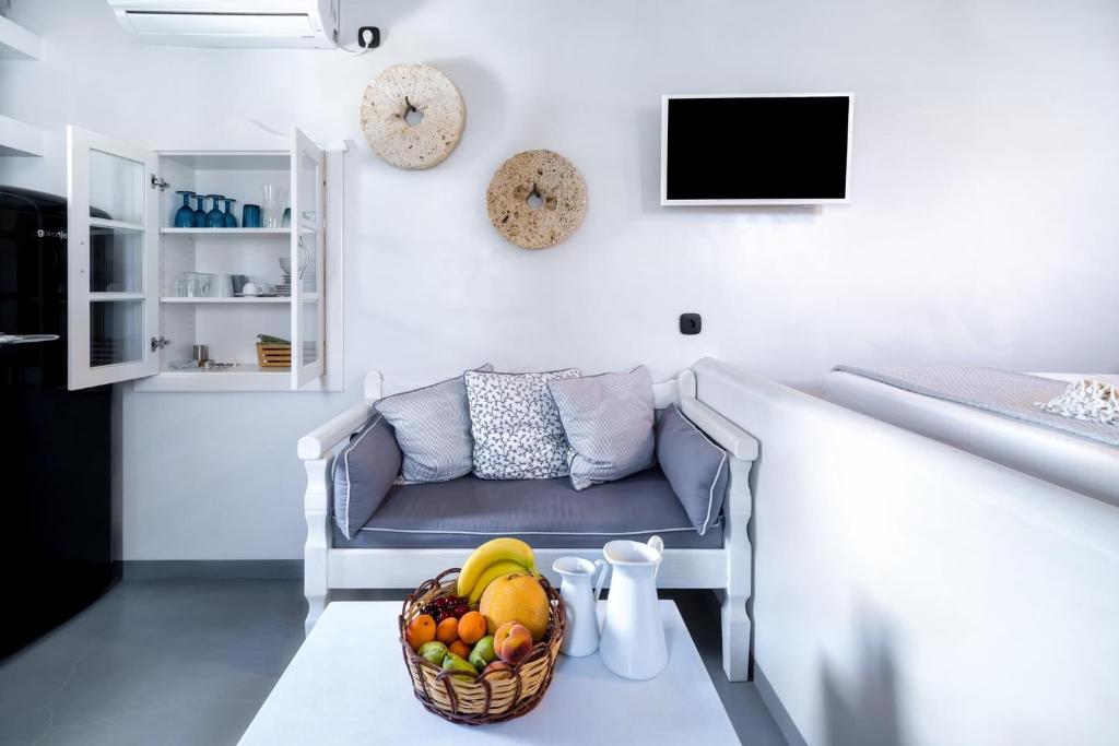 a living room with a basket of fruit on a table at Spitaki Serifos Studio in Rámos