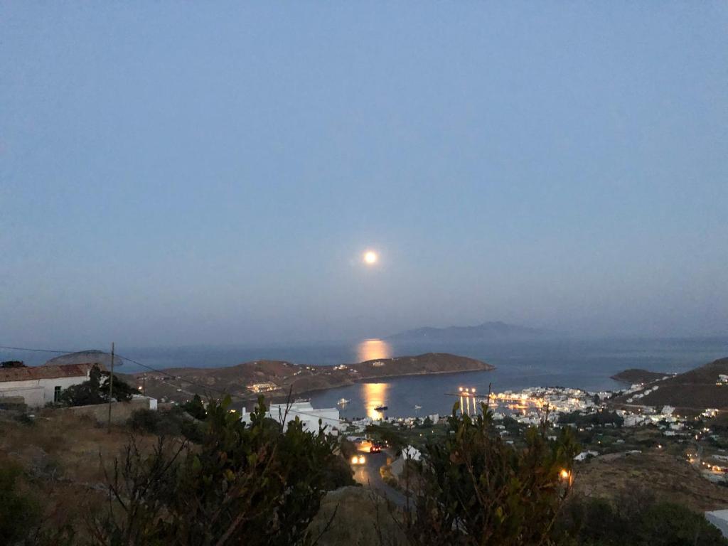 a full moon rising over a bay at night at Spitaki Serifos Studio in Rámos