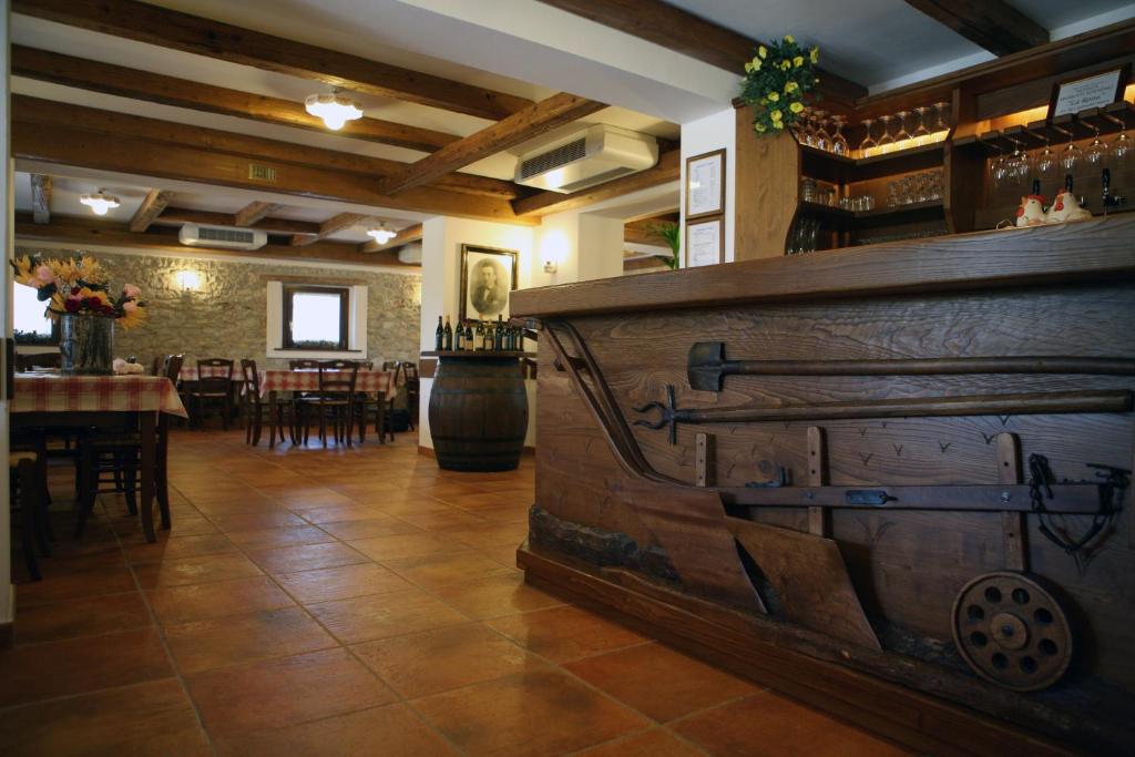 Restauracja lub miejsce do jedzenia w obiekcie Agriturismo La Rosta