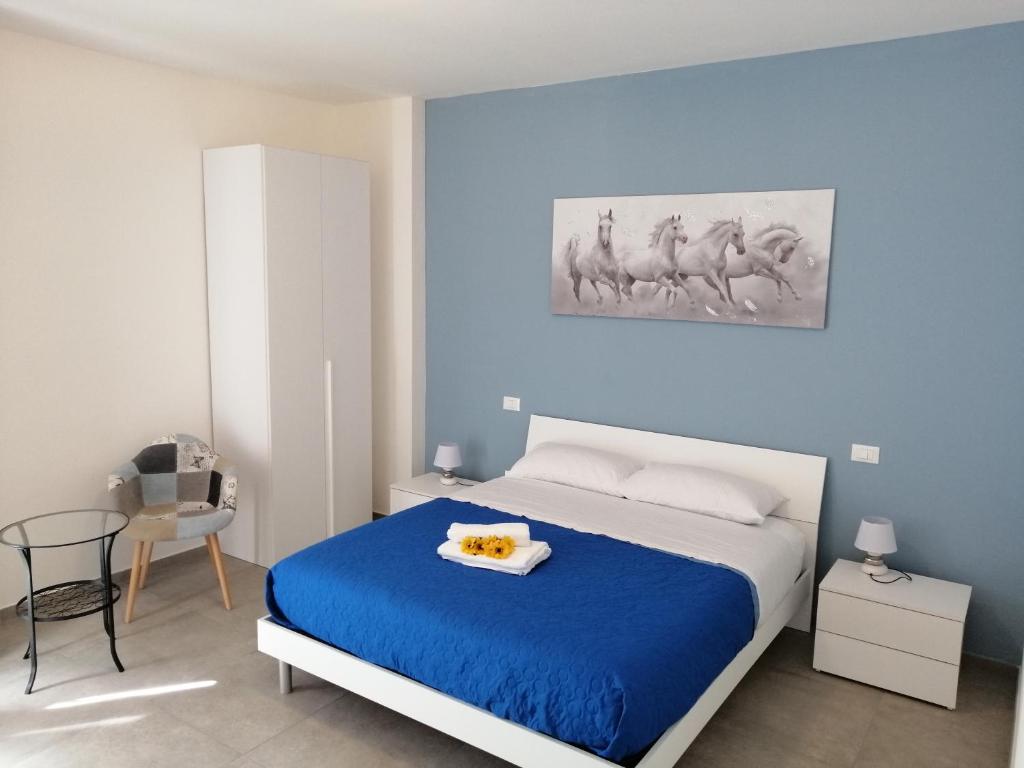 niebieska sypialnia z łóżkiem z tacą w obiekcie Bed and Breakfast My home w Pizie