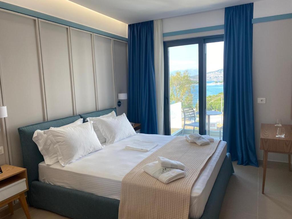 Postel nebo postele na pokoji v ubytování Hotel Olive Ksamil