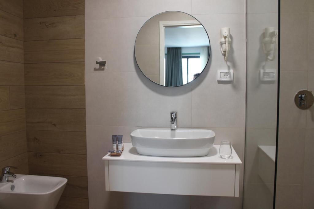 Koupelna v ubytování Hotel Olive Ksamil