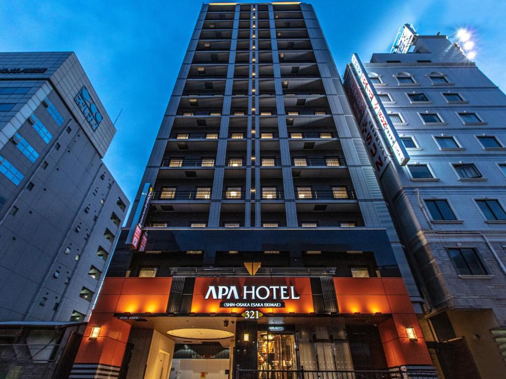 吹田的住宿－APA Hotel Shin-Osaka Esaka Ekimae，前面有酒店标志的高楼