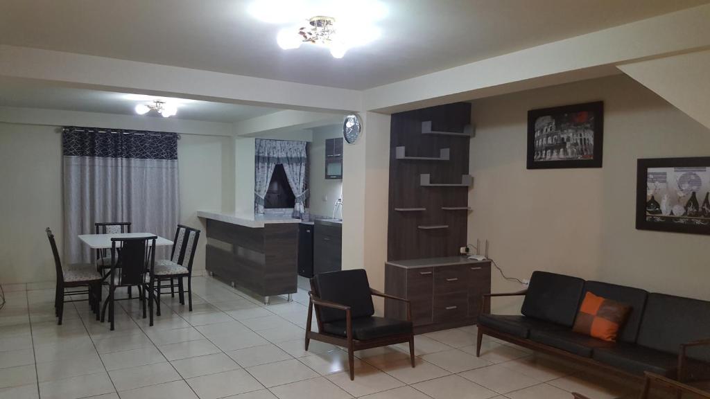 - un salon avec un canapé et une table dans l'établissement Aparts Downtown Arequipa, à Arequipa