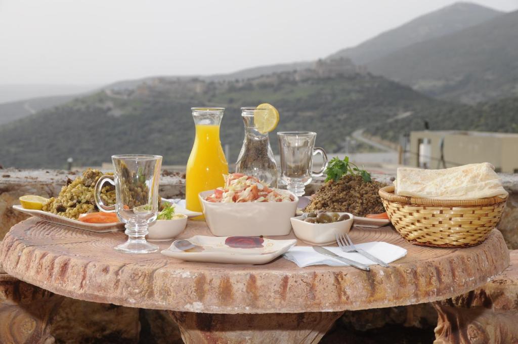 Sanabl Druze Hospitality في Ein Kinya: طاولة مليئة بالأطعمة والمشروبات على طاولة