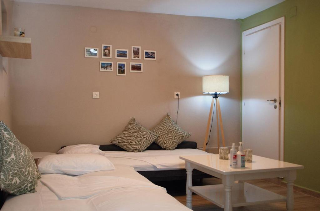 En eller flere senge i et værelse på Sevastie's Home - downstairs