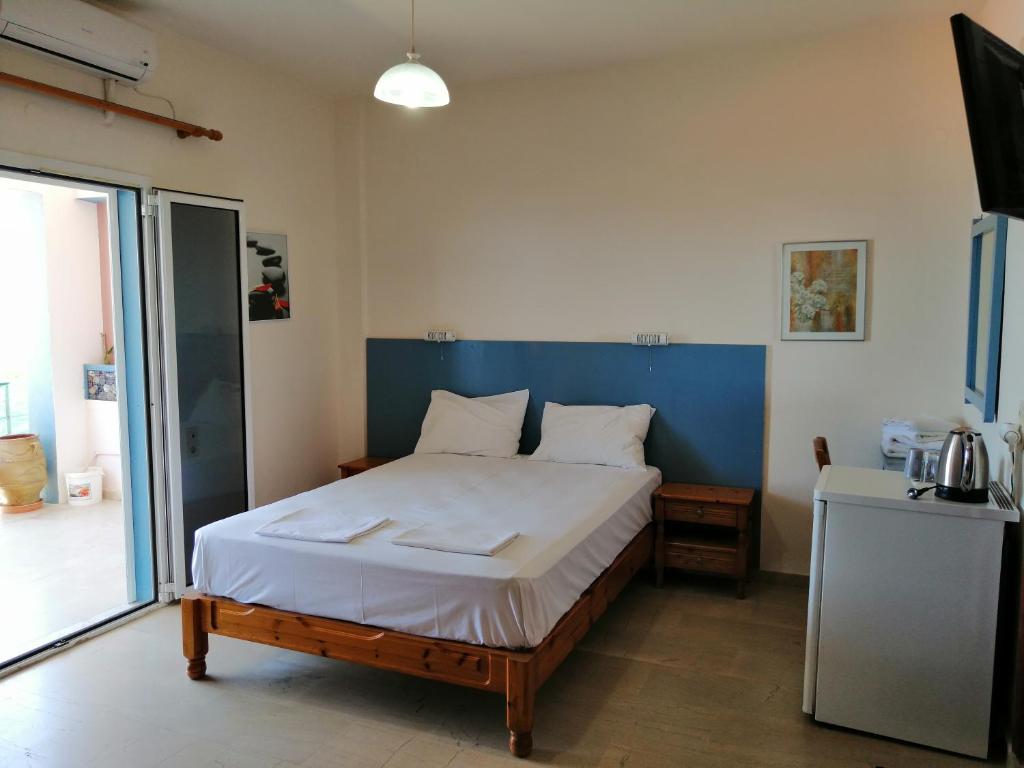 Postel nebo postele na pokoji v ubytování Jason Rooms & Studios