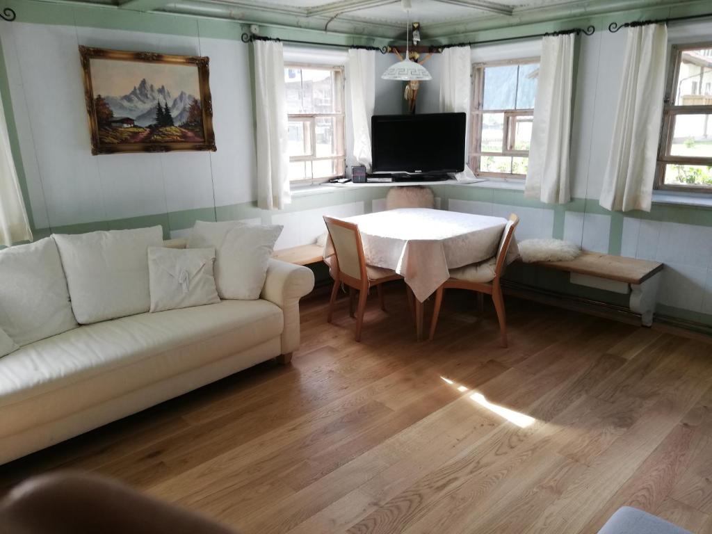 ein Wohnzimmer mit einem Sofa und einem Tisch in der Unterkunft Bauernhaus Ramona in Holzgau