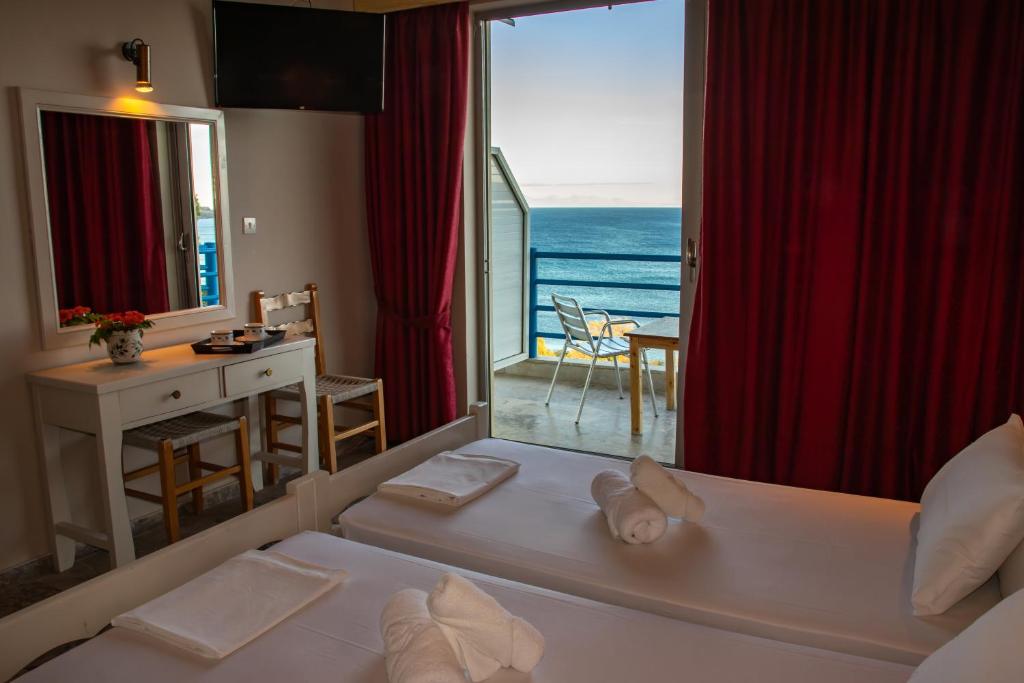 Postel nebo postele na pokoji v ubytování De La Plage Hotel Koroni