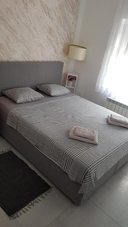 Posteľ alebo postele v izbe v ubytovaní Kabashi Apartment