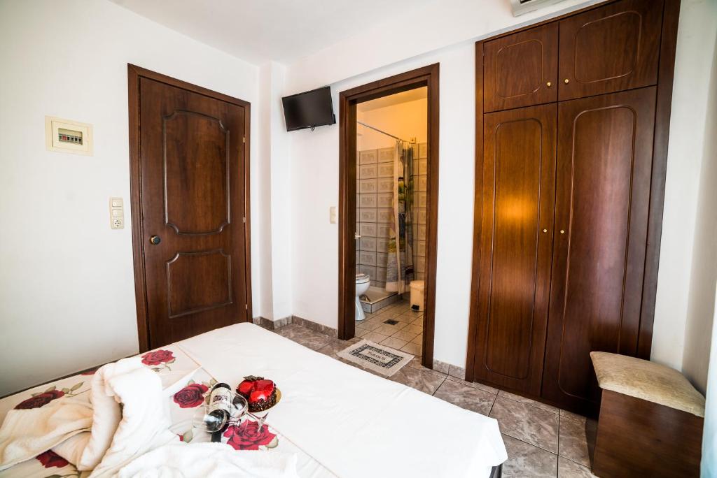 Postel nebo postele na pokoji v ubytování Hotel Fourkos