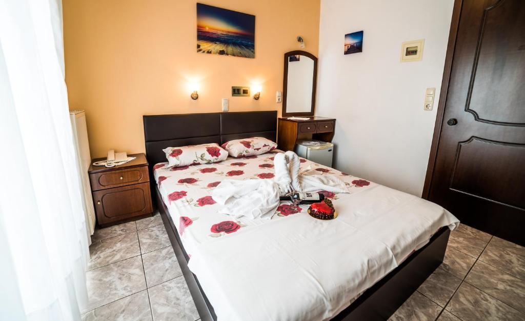 Postel nebo postele na pokoji v ubytování Hotel Fourkos