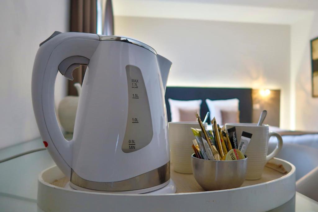 Příslušenství pro přípravu čaje a kávy v ubytování Hotel Adoma