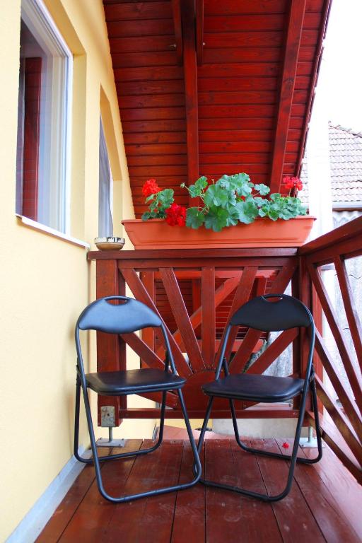 Balkón nebo terasa v ubytování Napsugár Vendégház