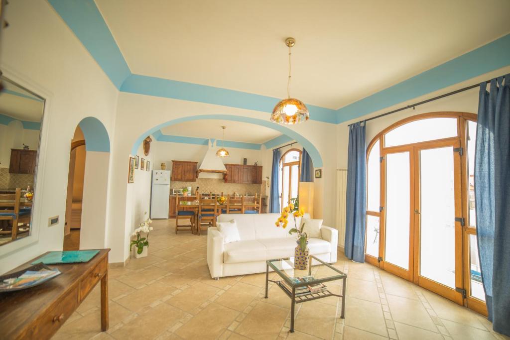 ein Wohnzimmer mit einem weißen Sofa und einem Tisch in der Unterkunft Casa Giulia Positano in Positano
