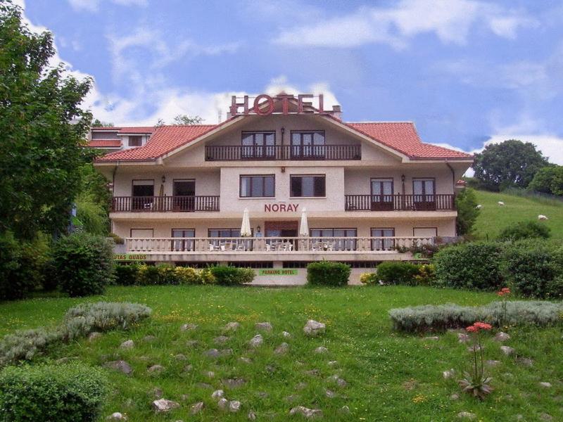 un gran edificio con un patio delante en Hotel Noray, en San Vicente de la Barquera