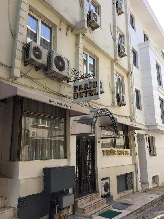 イスタンブールにあるパリス ホテルの公園のホテルを読む看板のある建物