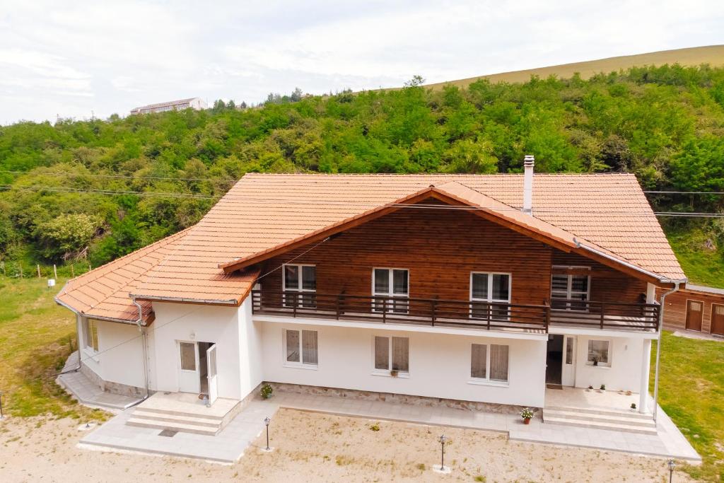 Nespecifikovaný výhled na hory nebo výhled na hory při pohledu z kempu