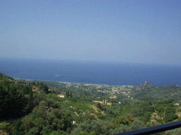 widok na ocean z góry wzgórza w obiekcie Mary's House w mieście Kámpos