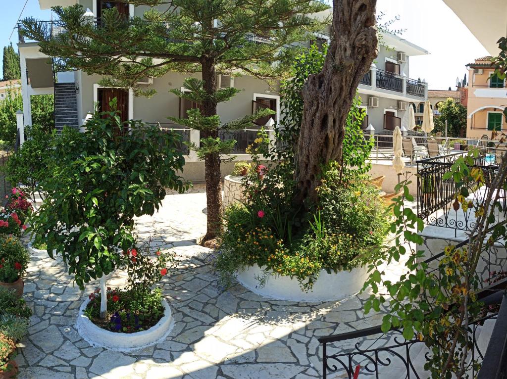 Vonkajšia záhrada v ubytovaní Dionisos Apts Gouvia by Estia