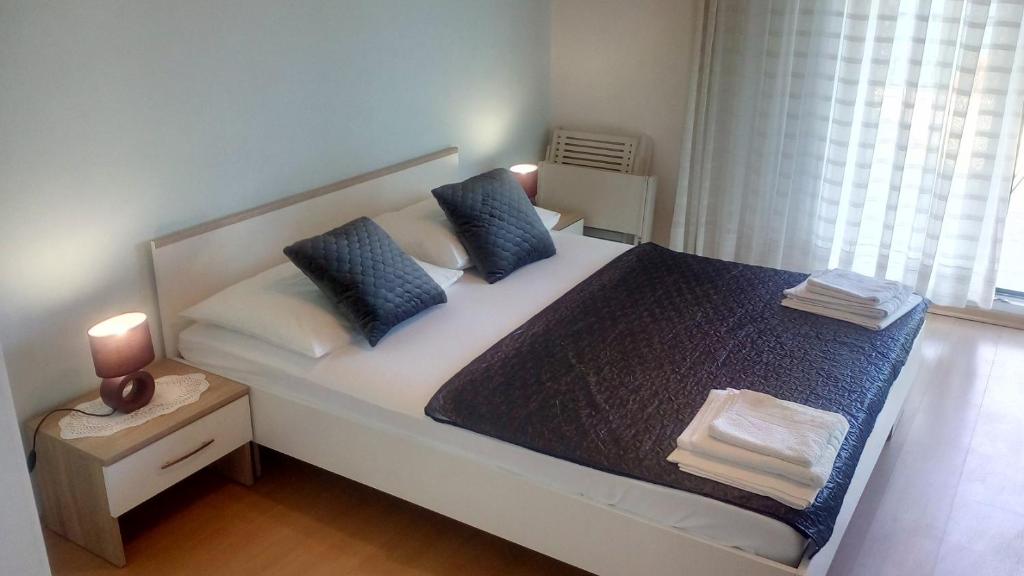 Giường trong phòng chung tại Villa Ante Split-Podstrana