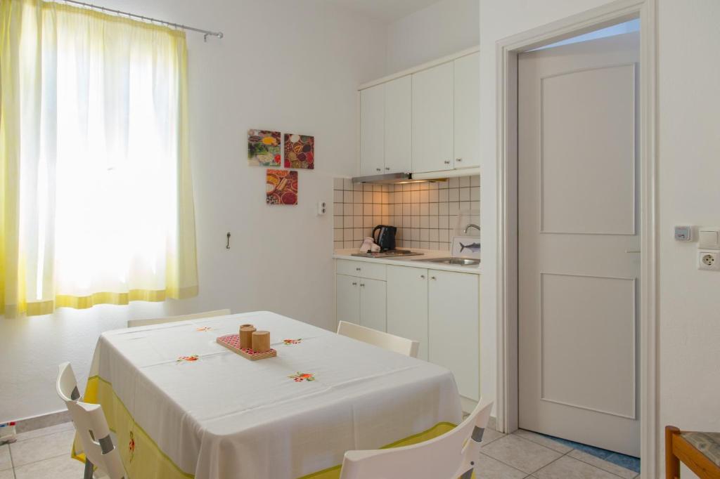 Кухня или мини-кухня в Morpheas Pension Rooms & Apartments
