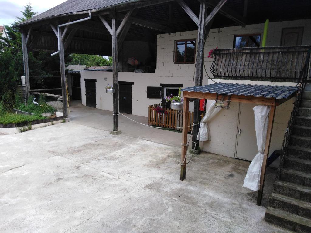 ein Haus mit einer Veranda und einer Terrasse in der Unterkunft la mini ferme de maëlou in Sermaises