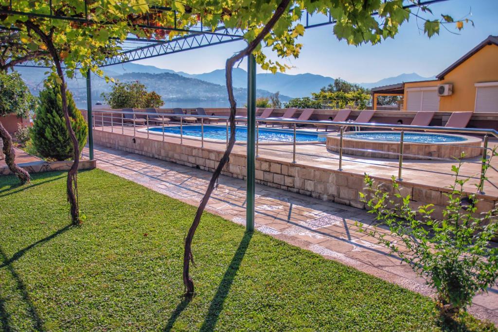 Bazén v ubytování Apartments Obala - Katić nebo v jeho okolí