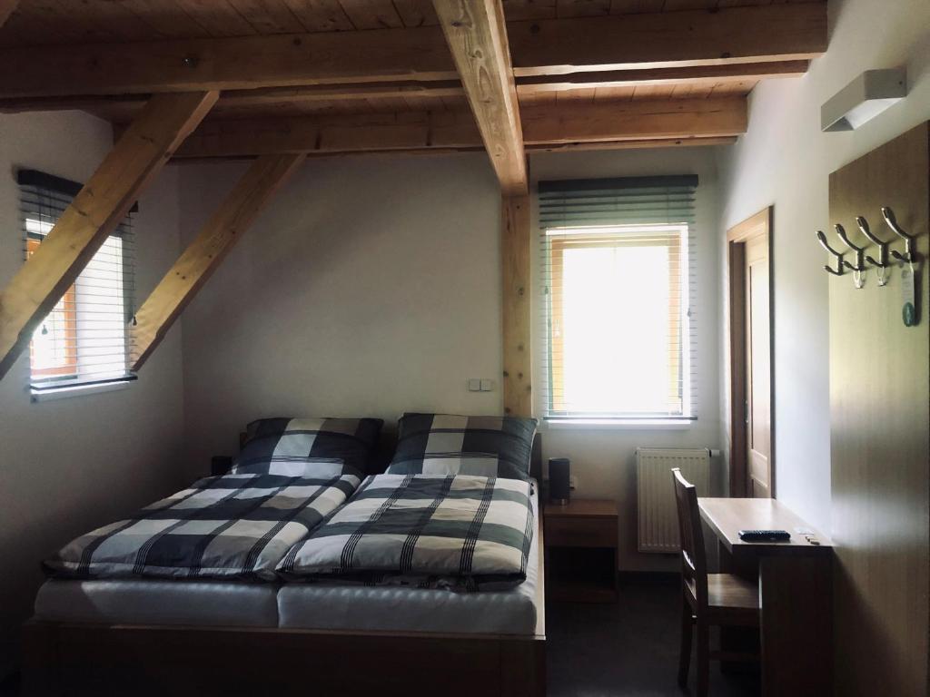 Postel nebo postele na pokoji v ubytování Kameňácká myslivna