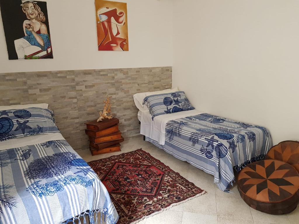 Tempat tidur dalam kamar di Confetti di Mandorla beach house