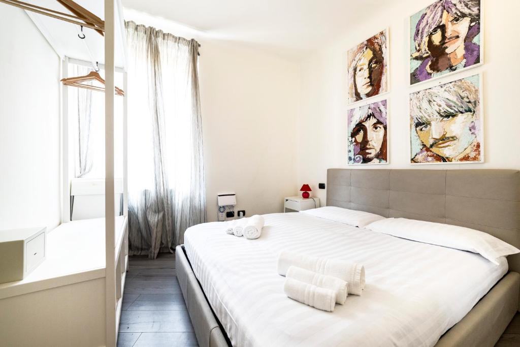 - une chambre avec un grand lit blanc et 2 oreillers dans l'établissement Affori Cosy Apartment, à Milan