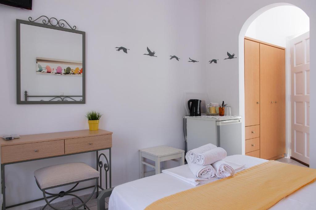 Кровать или кровати в номере Morpheas Pension Rooms & Apartments