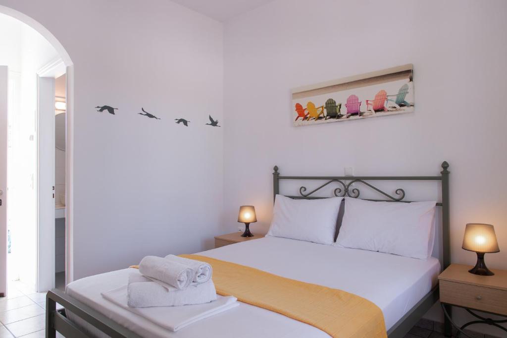 Кровать или кровати в номере Morpheas Pension Rooms & Apartments