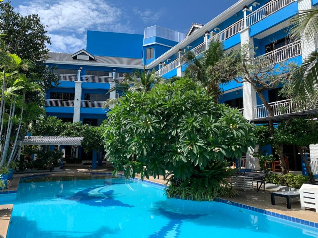a large blue pool in front of a building at Blue Garden Resort Pattaya in Jomtien Beach