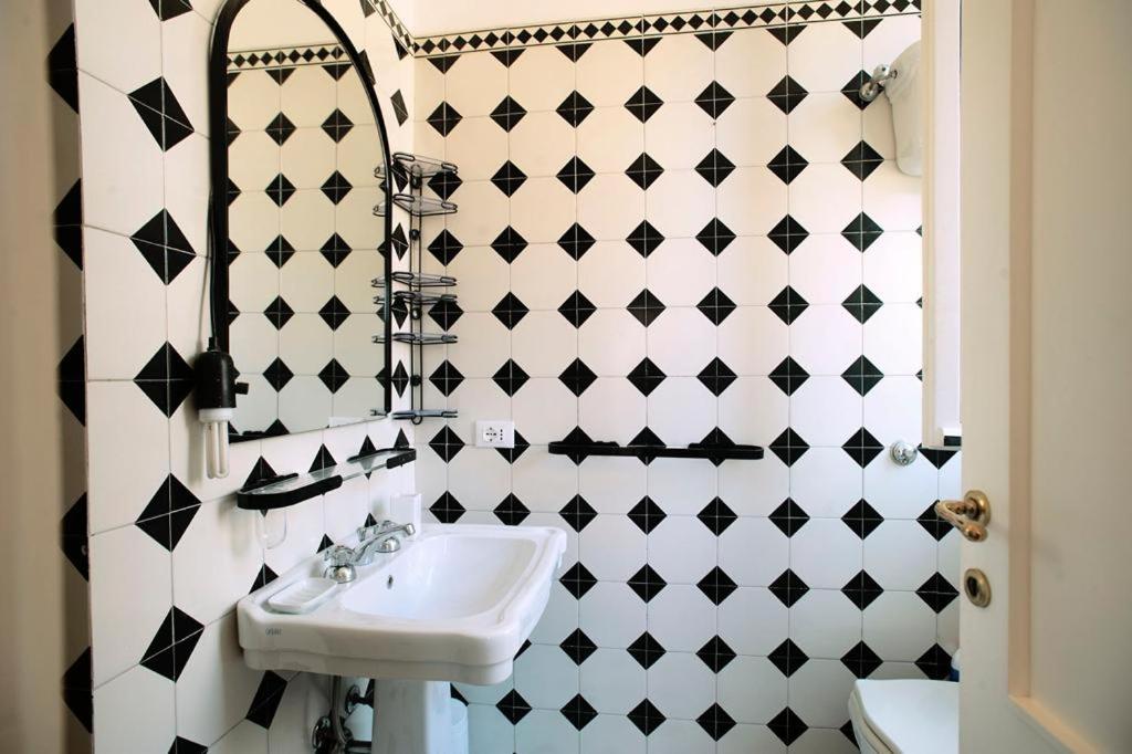 A bathroom at Erida 2 Apartment Spanish Steps