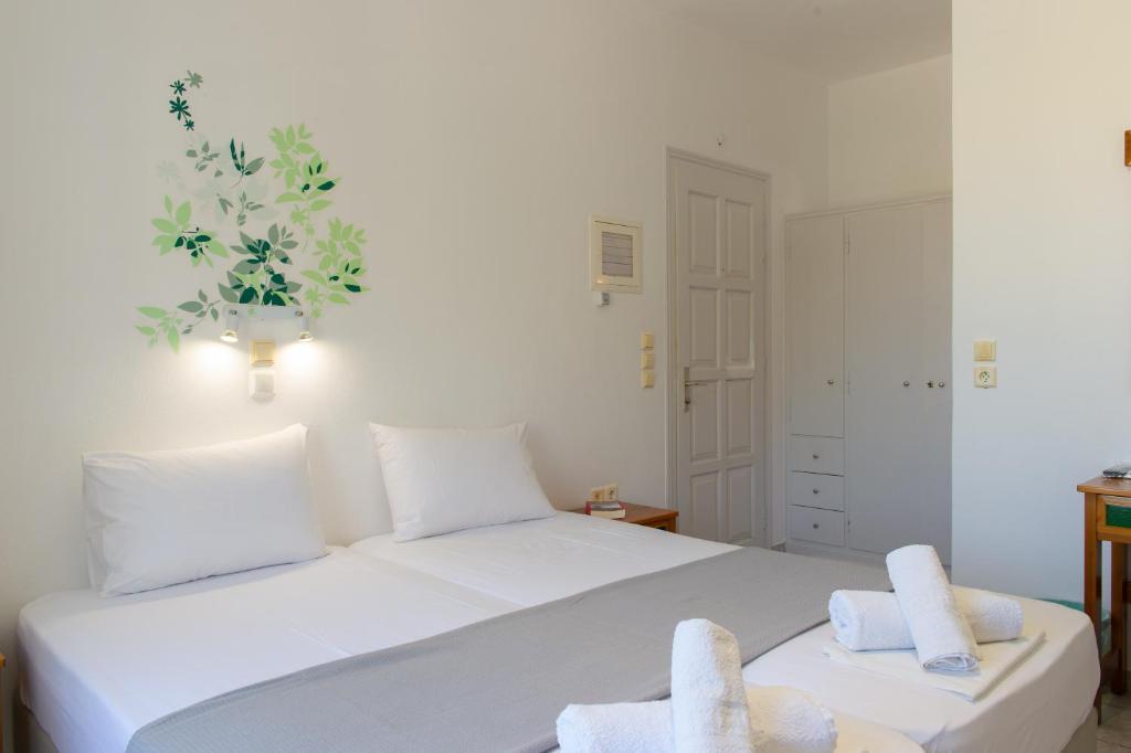 Кровать или кровати в номере Morpheas Pension Rooms & Apartments