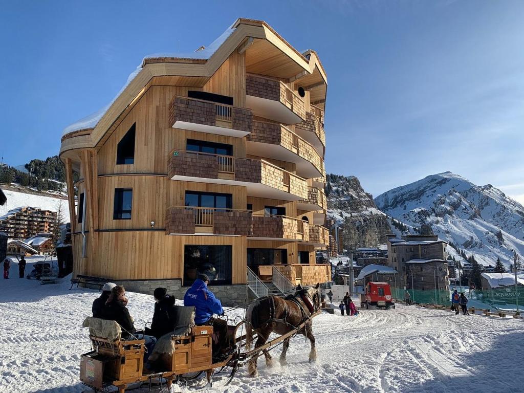 Nespecifikovaný výhled na hory nebo výhled na hory při pohledu z hotelu
