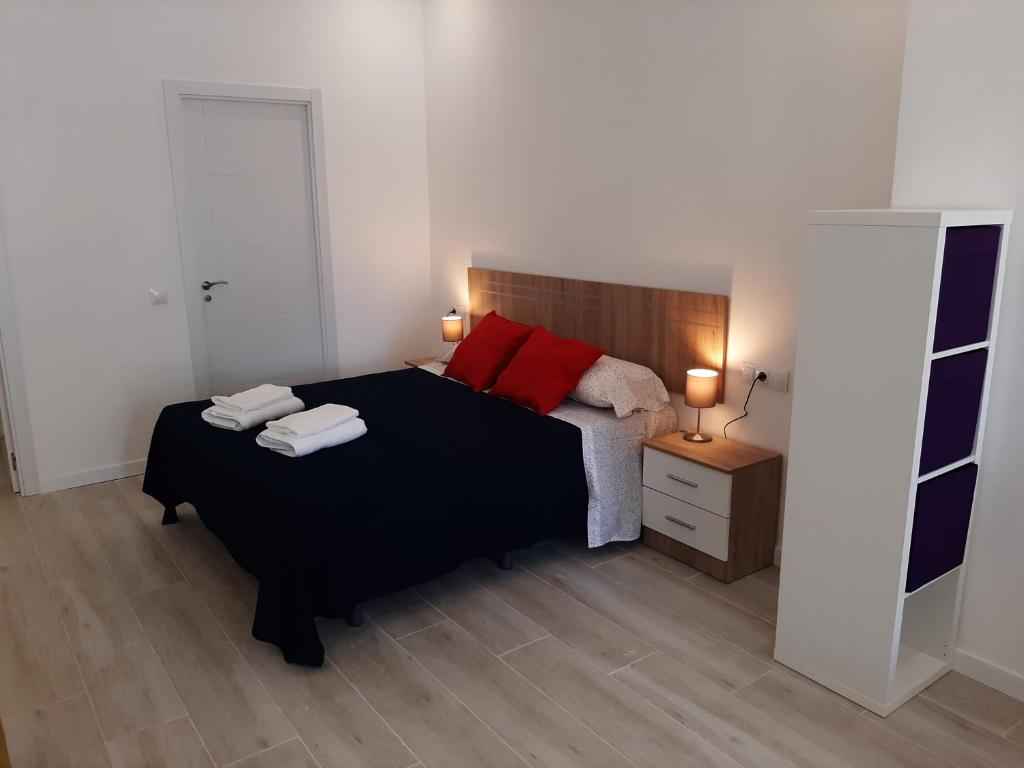 Łóżko lub łóżka w pokoju w obiekcie MÁLAGA VELARDE cENTER