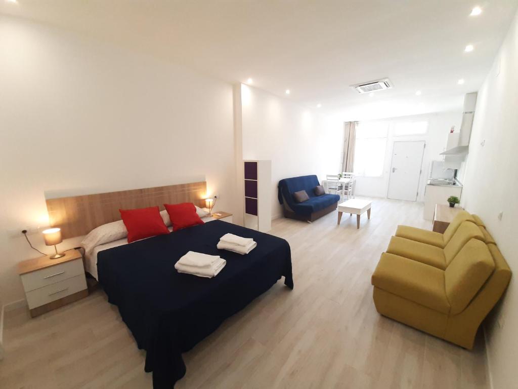 Łóżko lub łóżka w pokoju w obiekcie MÁLAGA VELARDE cENTER