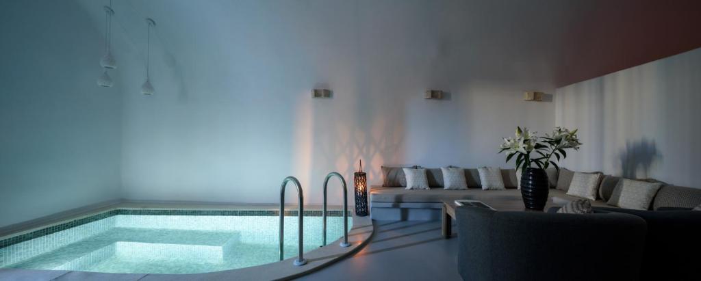 Bazén v ubytování White Dream Suites nebo v jeho okolí