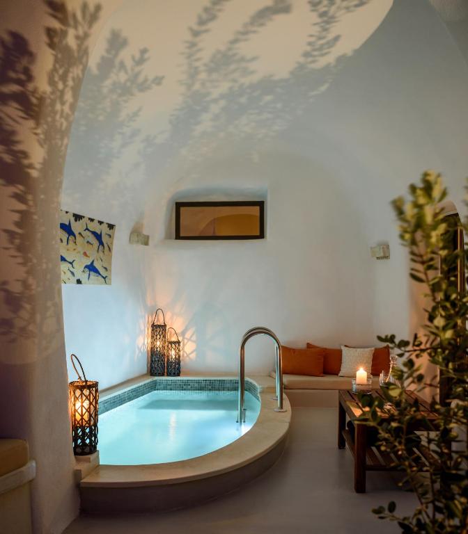 Bazén v ubytování White Dream Suites nebo v jeho okolí