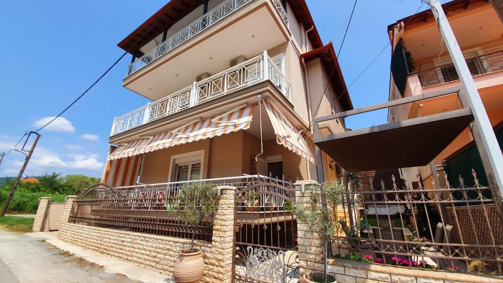 - un bâtiment avec des balcons sur le côté dans l'établissement Studios Denis, à Stavros
