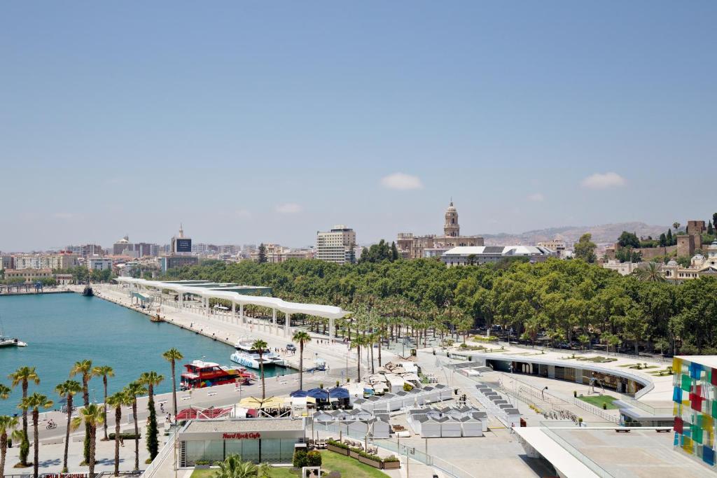 - Vistas al puerto deportivo en La Marina Suite Málaga, en Málaga