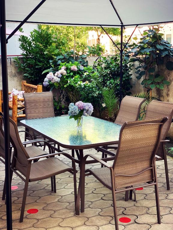Patio nebo venkovní prostory v ubytování Hotel Crown