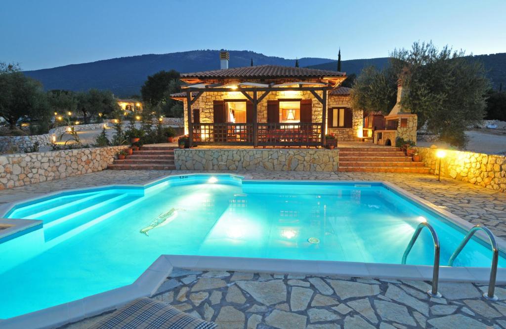 una piscina di fronte a una casa di VILLA KOUTSOYPIA STONE HOUSE a Sami