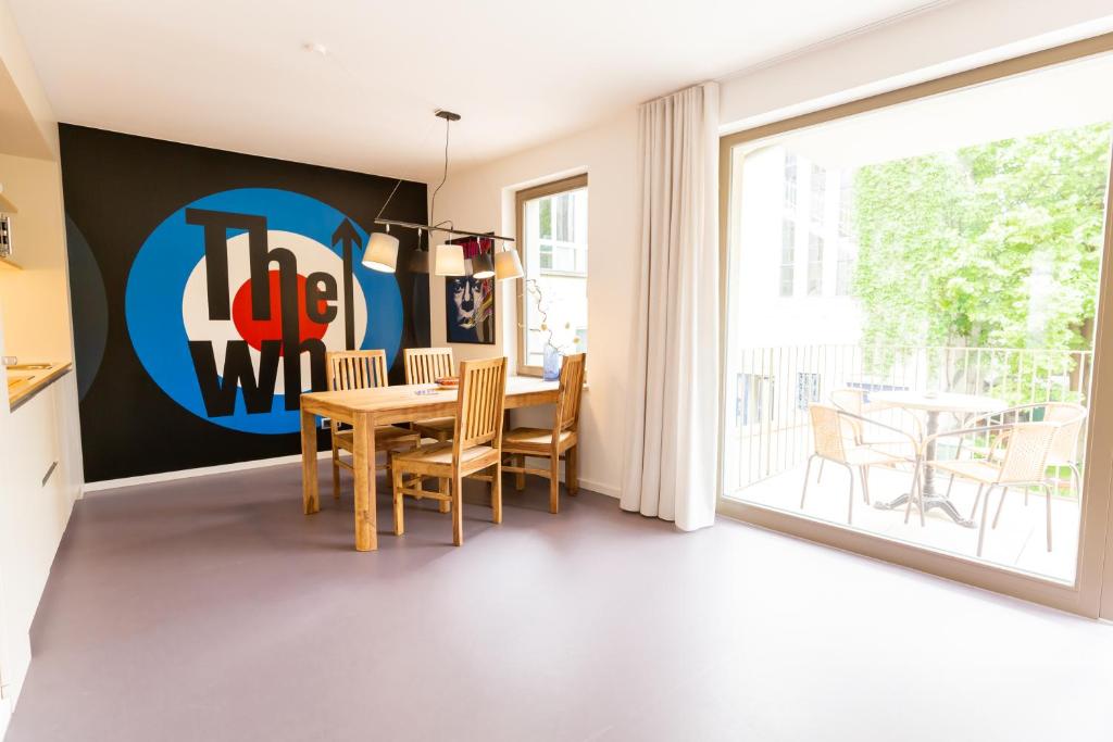 a dining room with a table and chairs and a window at Ferienwohnungen Noah zu Erfurt in Erfurt