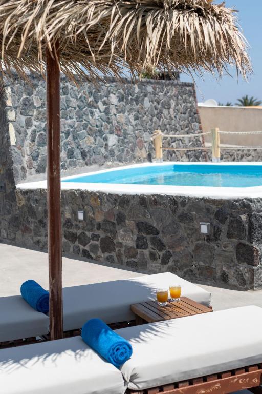 Bazén v ubytování White Dream Suites nebo v jeho okolí