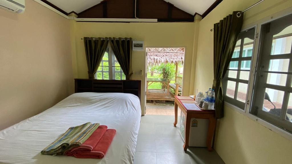 Postel nebo postele na pokoji v ubytování Palm Gardens Resort, Bang Saphan