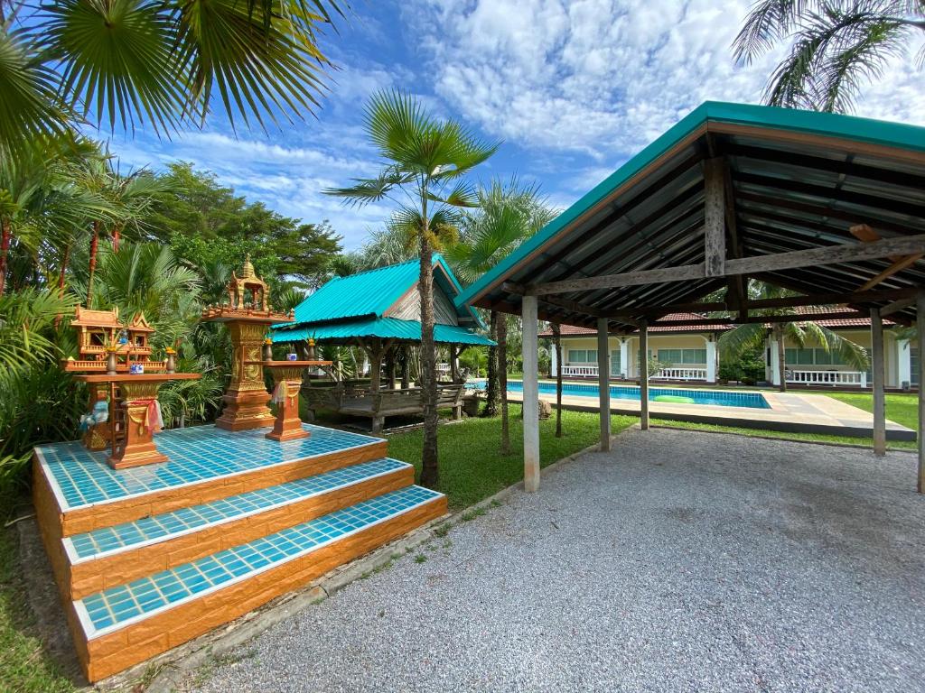 Bazén v ubytování Palm Gardens Resort, Bang Saphan nebo v jeho okolí