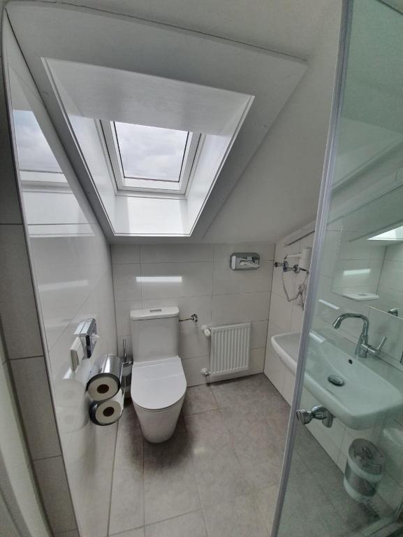 Hotel BaWü - Eenpersoonskamer Met Gedeelde Douche En Toilet
